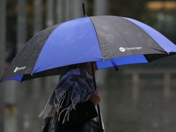 Lluvia en Santiago, paraguas