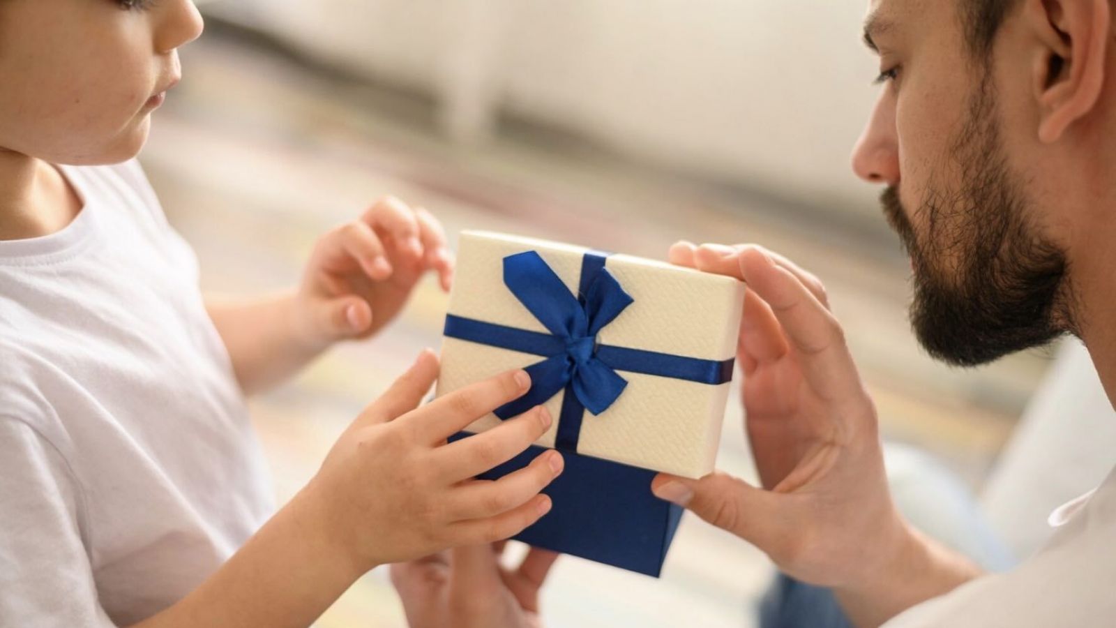 Día del Padre 2025. Padre e hijo. Regalos, promociones, ofertas