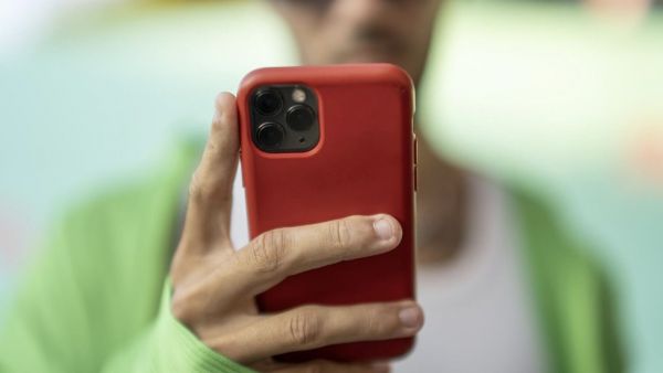 Persona mirando el teléfono. Meta sobre CrushAI