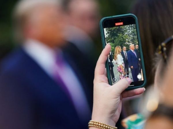 Donald Trump y su celular