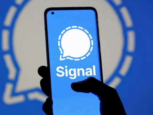 Imagen de una mano con un celular donde en la pantalla aparece la app Signal