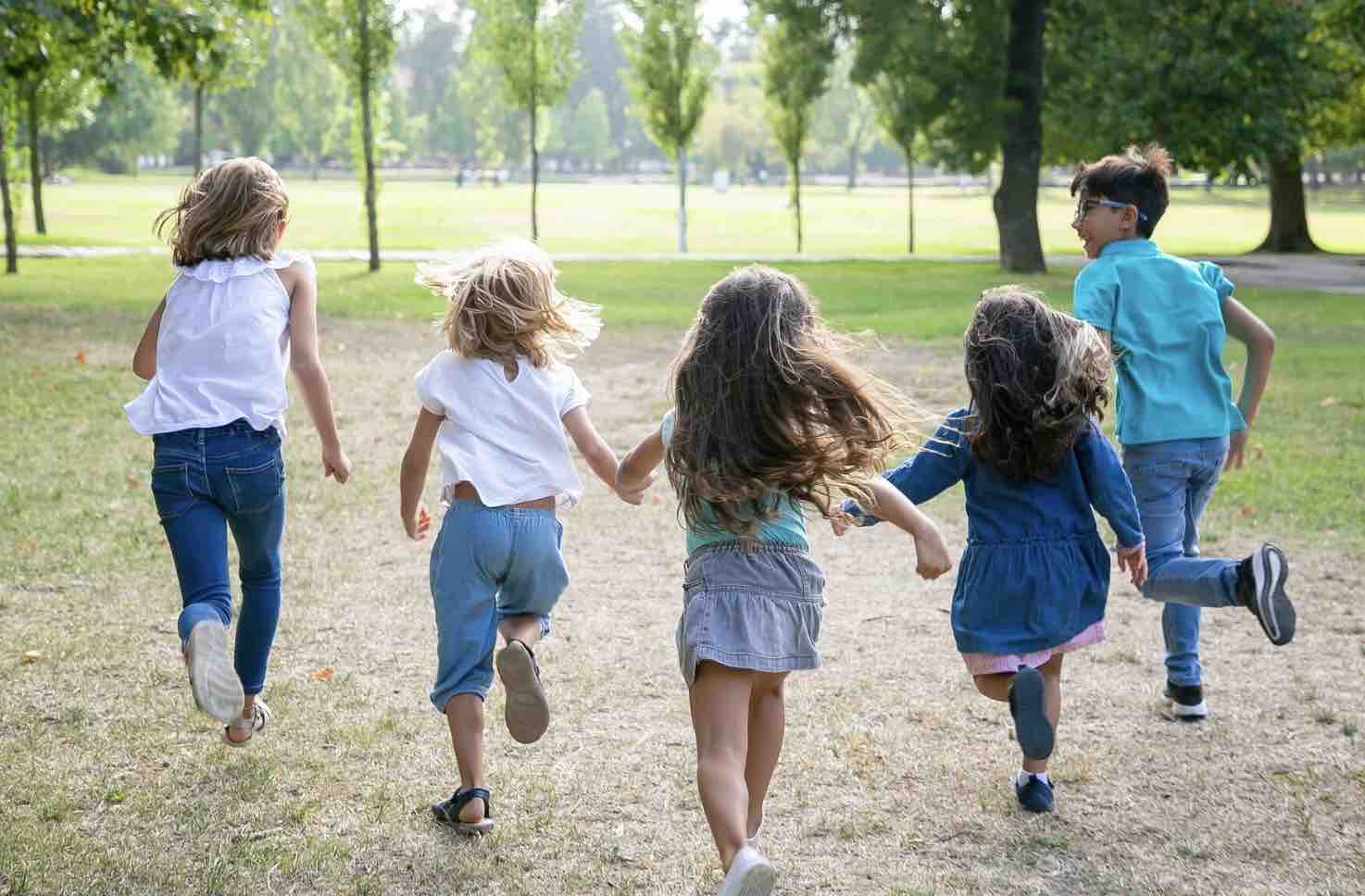 Niños jugando en vacaciones de invierno 2025