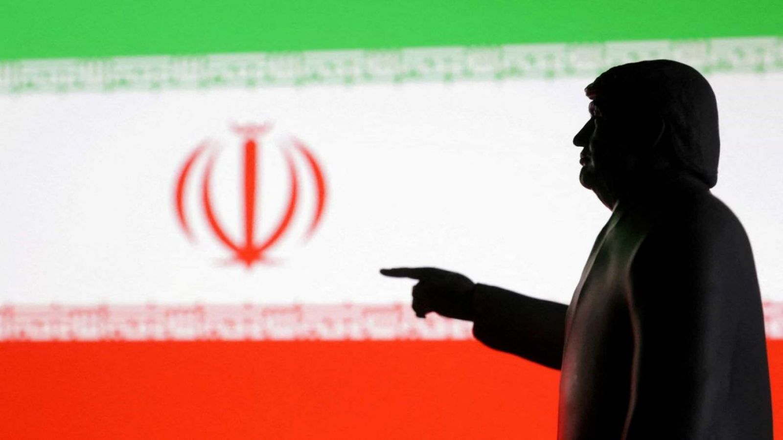 Donald Trump y una bandera de Irán