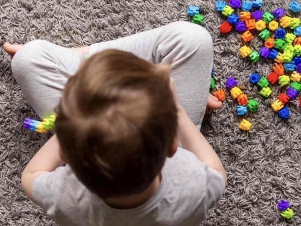 Niño autista jugando