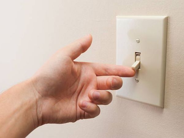 Persona probando un interruptor de electricidad