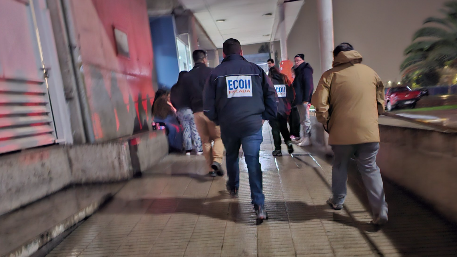 Personal de Fiscalía ECOH fuera de un centro asistencial