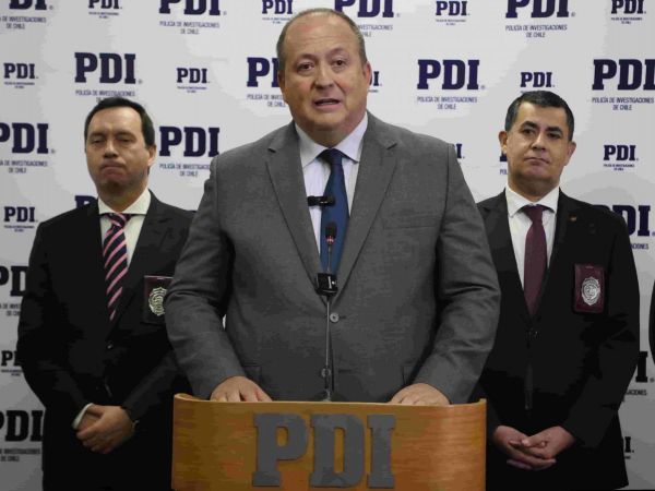 Ángel Valencia junto PDI