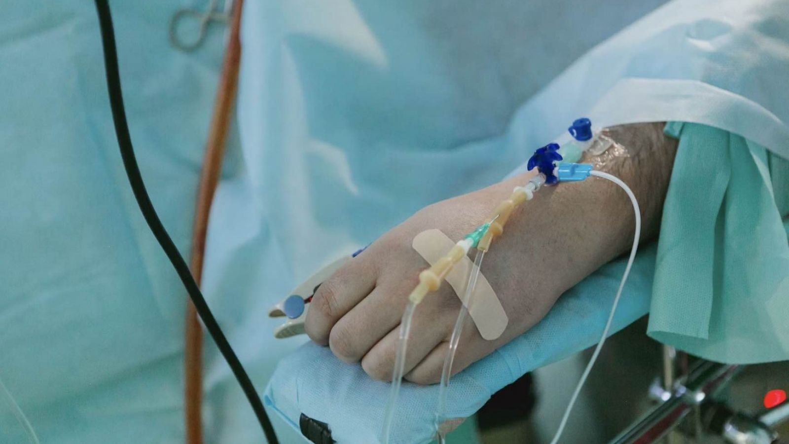 Mano de persona con cáncer.
