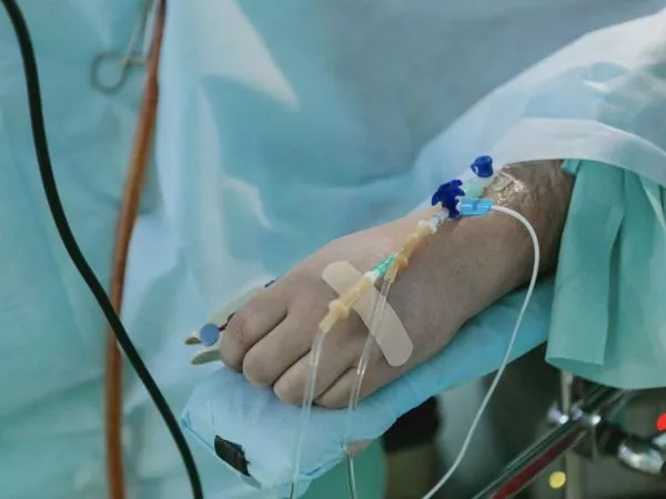 Mano de persona con cáncer.