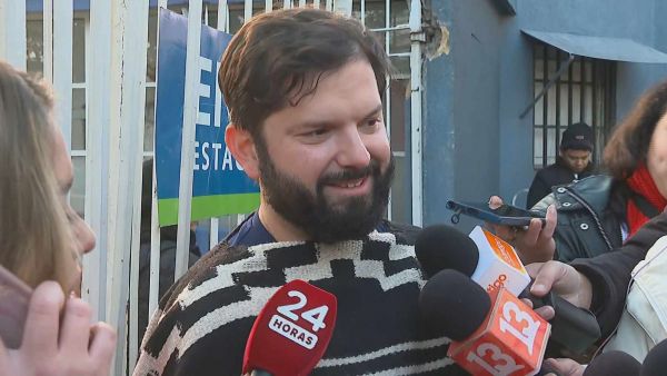 Presidente Boric en las afueras del Hospital Clínico de la Universidad de Chile