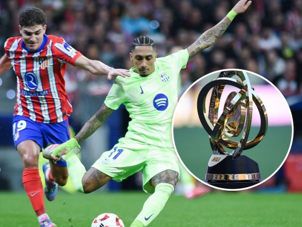 Raphinha disputando el balón con Julián Álvarez junto a una imagen del título del Mundial de Clubes