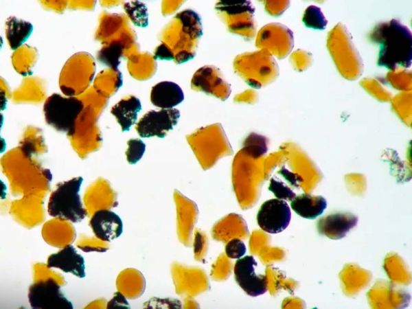 Vidrios naranjas encontrados en la superficie lunar.