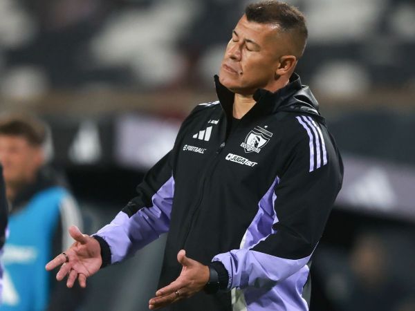 Jorge Almirón lamentándose por una oportunidad perdida en la delantera de Colo Colo.