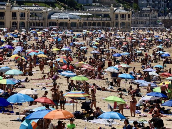 Ola de calor en Europa. Personas en la playa