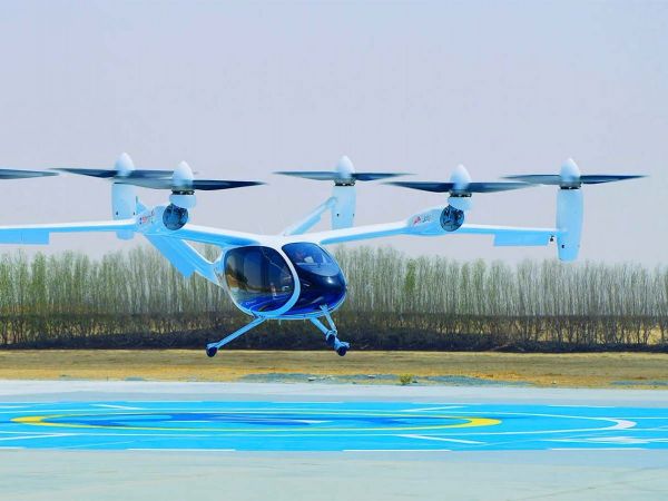 Prototipo del taxi aéreo Joby en vuelo de prueba sobre Dubái, símbolo de la nueva movilidad urbana sostenible.