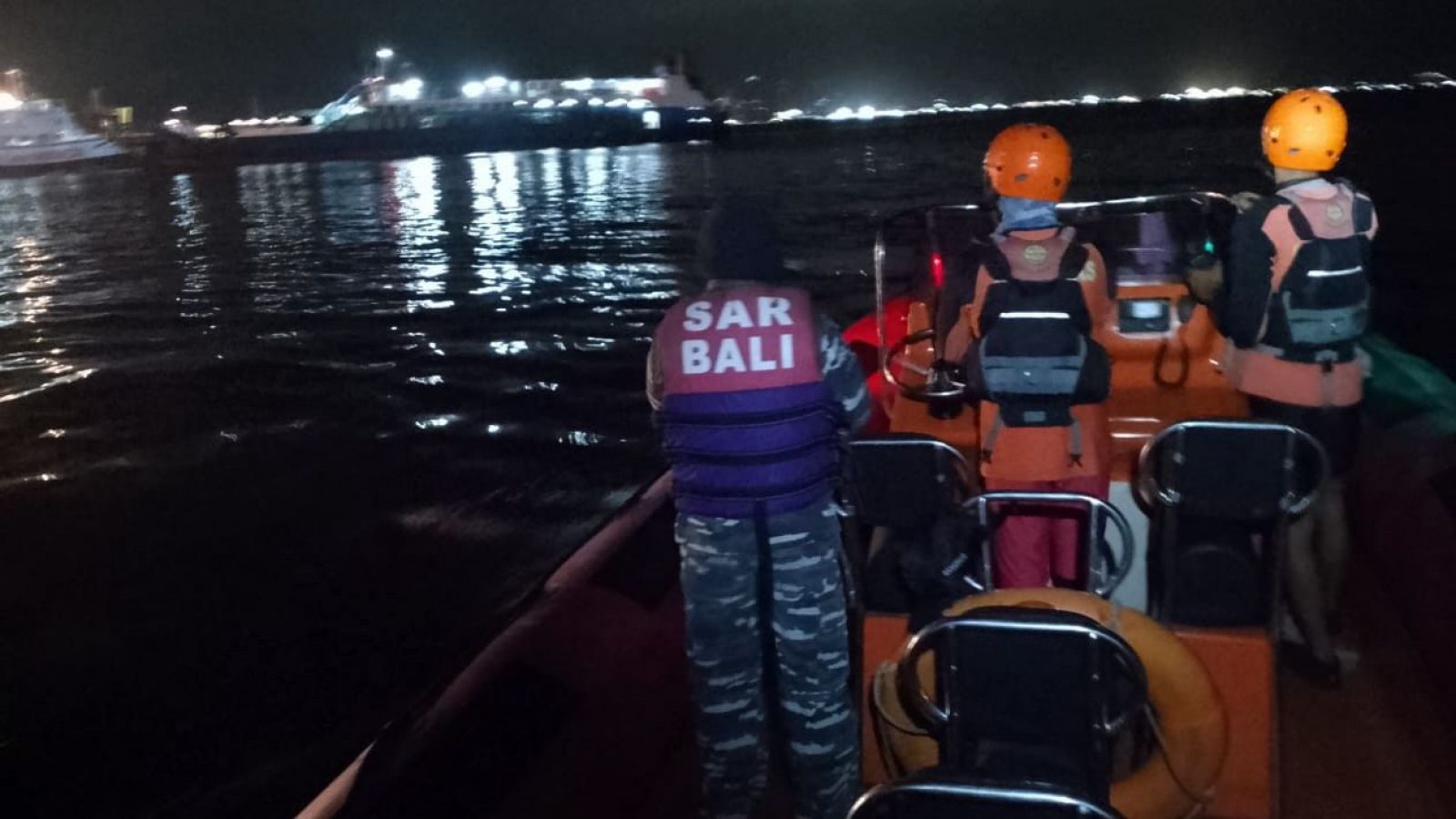 Barco con rescatistas navegando sobre el mar
