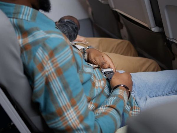 Persona en un vuelo de avión