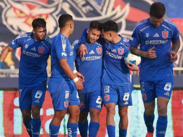 Plantel de la Universidad de Chile celebrando un gol.
