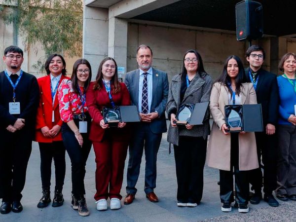 Estudiantes presentan productos innovadores como queso probiótico y helado de porotos en la XXI ExpoFeria de Alimentos Innovadores en la Universidad de Chile.