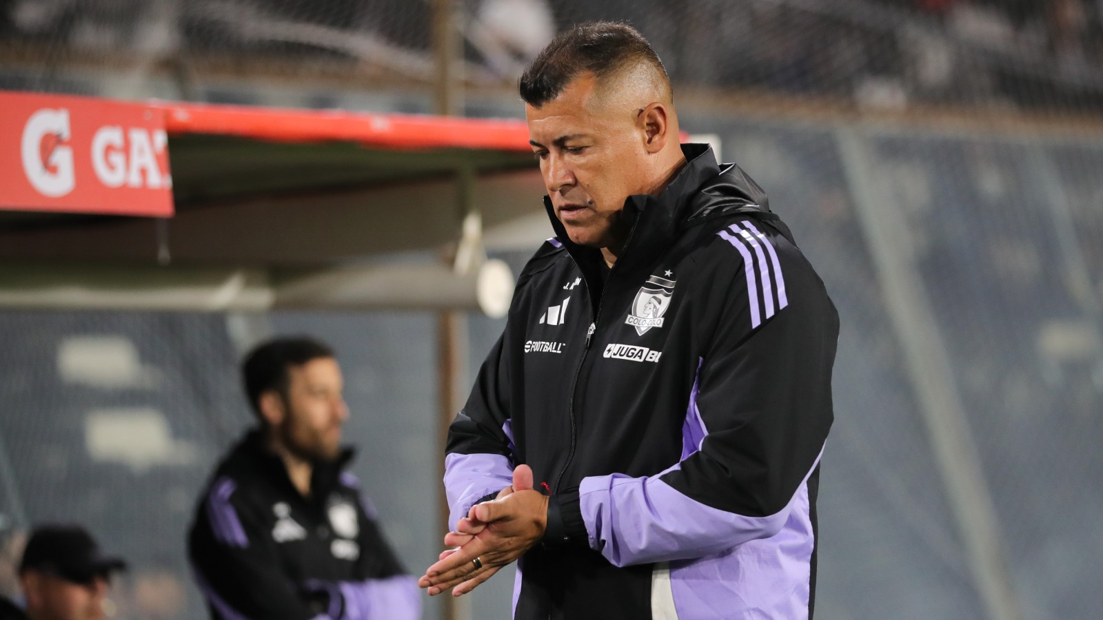 Jorge Almirón dirigiendo un partido de Colo Colo