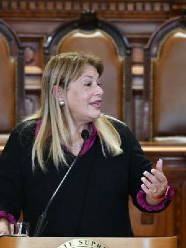 Ángela Vivanco en picada por filtraciones: pide revisar celulares de abogados, carabineros y fiscales