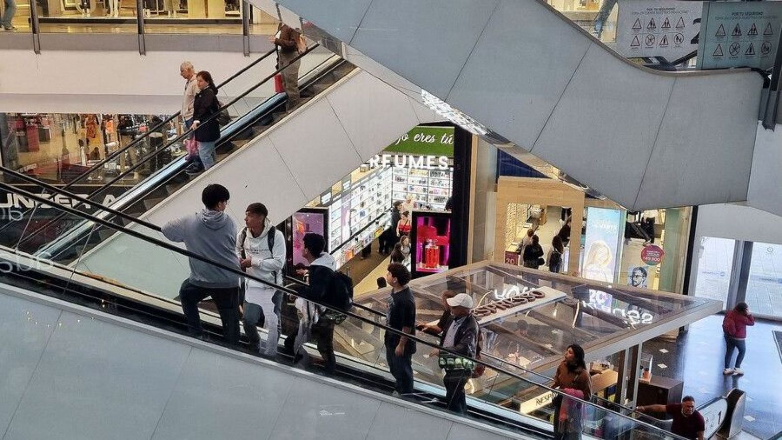 Centro comercial. Funcionamiento comercio en feriado.
