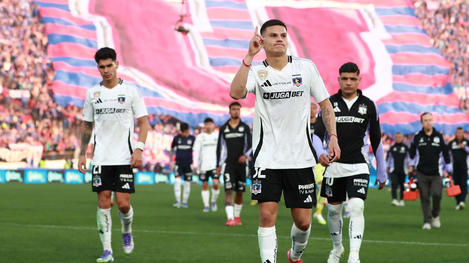 Lucas Cepeda realizando gestos a la hinchada de la Universidad de Chile