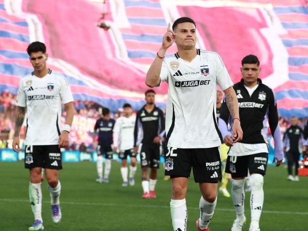 Lucas Cepeda realizando gestos a la hinchada de la Universidad de Chile