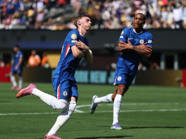 Cole Palmer celebrando uno de sus goles ante el PSG