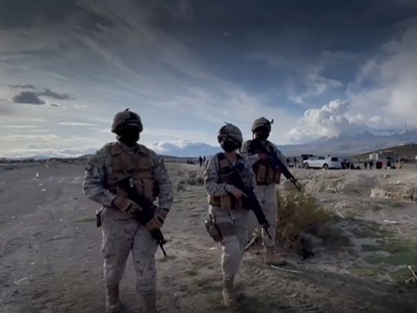 Militares caminando por frontera