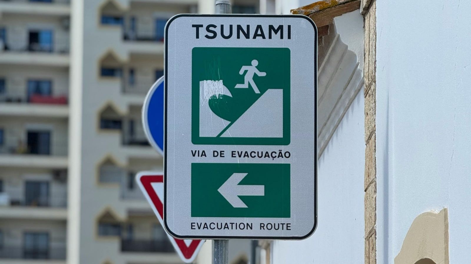 En la imagen se ve una señalética de alerta de tsunami