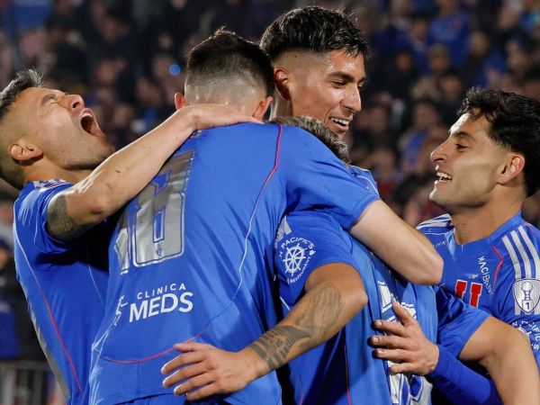 Plantel de la Universidad de Chile celebrando un gol.