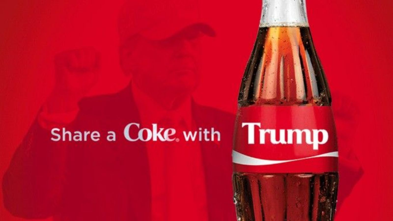 Botella de Coca-Cola con nombre de Trump y atrás el mandatario de EE.UU.