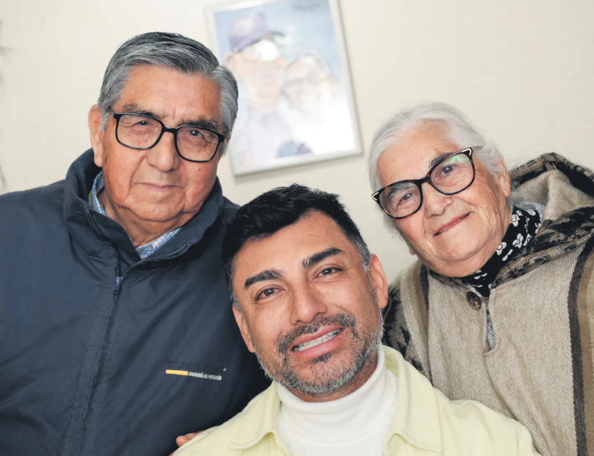 Andrés Caniulef junto a sus padres tras recibir alta médica