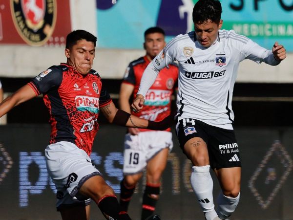 Cristián Zavala disputando el balón ante Deportes Limache