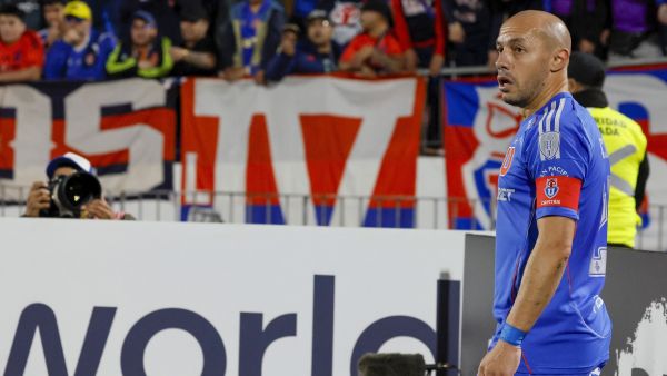 Hinchas de la U lanzaron fuegos artificiales y fueron anotados por los veedores de Conmebol