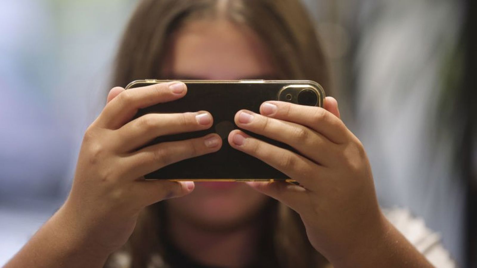 Adolescente usando su teléfono.