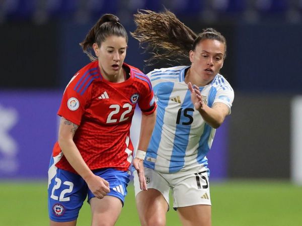 Rosario Balmaceda jugando ante Argentina en la Copa América Femenina