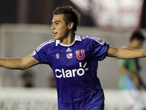 Eduardo Vargas celebrando un gol por la Universidad de Chile