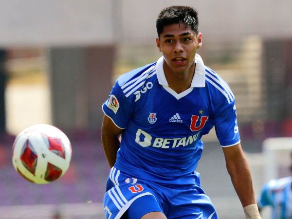 Darío Osorio jugando por la Universidad de Chile