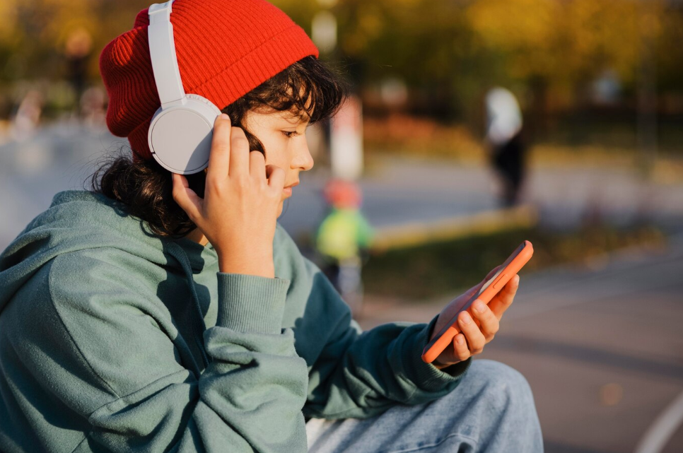 Adolescente en su smartphone/teléfono