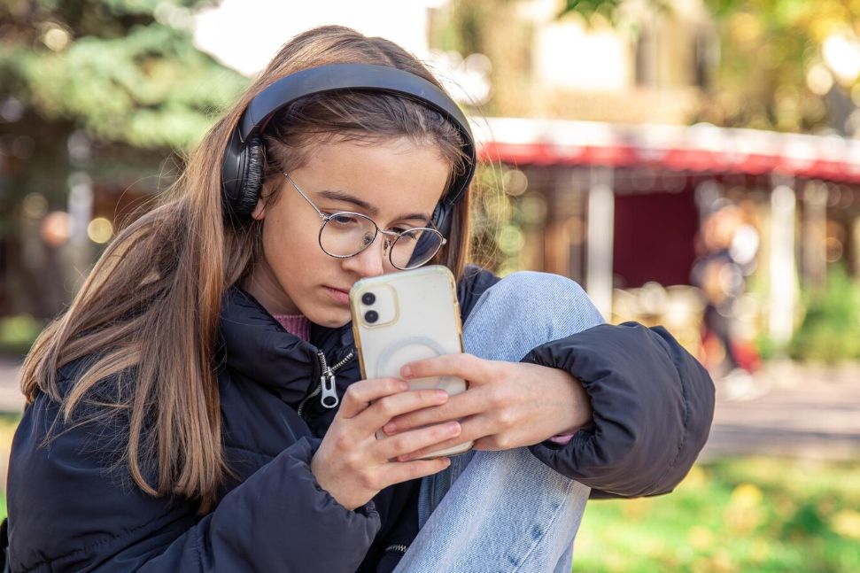 Adolescente en su smartphone/teléfono