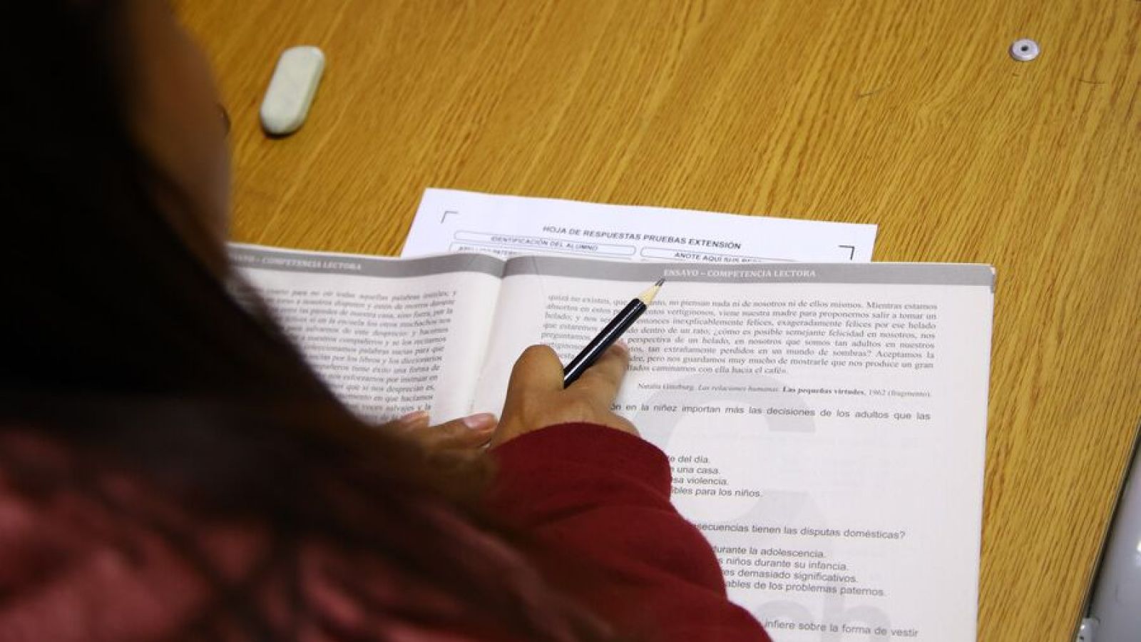 Estudiante rindiendo la PAES. Inscripción PAES 2025.