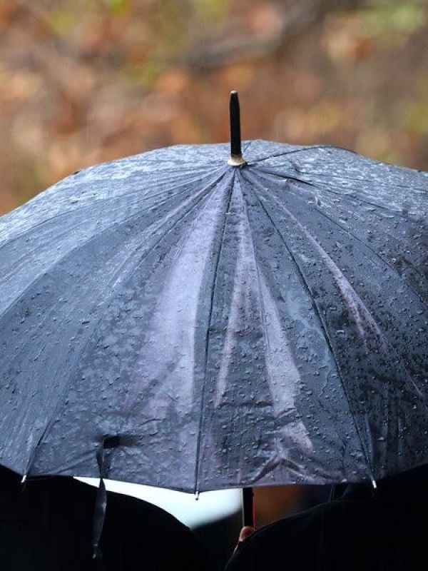 Personas con paraguas. Ciclón extratropical.