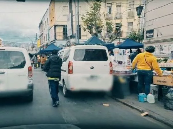 Comercio ambulante, la ley del más fuerte en la calle