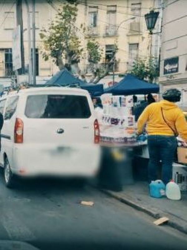 Comercio ambulante, la ley del más fuerte en la calle