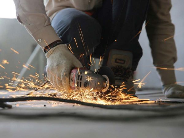 Persona sonriente cerrando su computador un jueves por la tarde, simbolizando el inicio de un fin de semana de tres días.