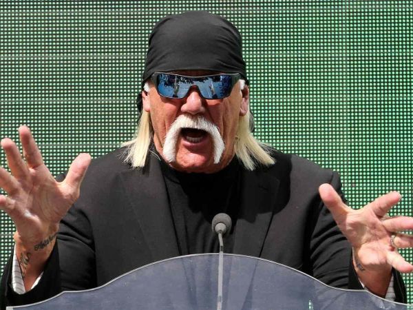 Hulk Hogan dando una conferencia de prensa