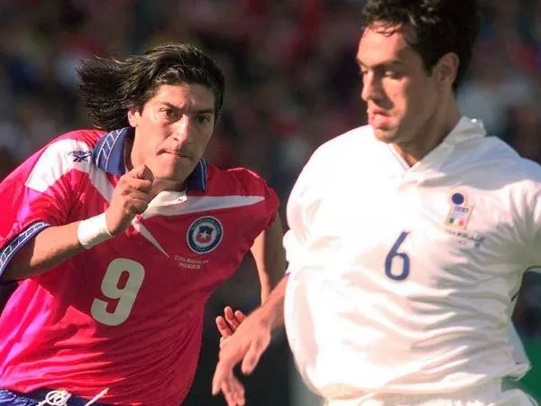 Iván Zamorano jugando por la Selección Chilena en el Mundial de Francia 1998