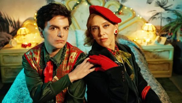 A la izquierda Ale Sergi sentado junto a Juliana Gattas, derecha, integrantes de Miranda.